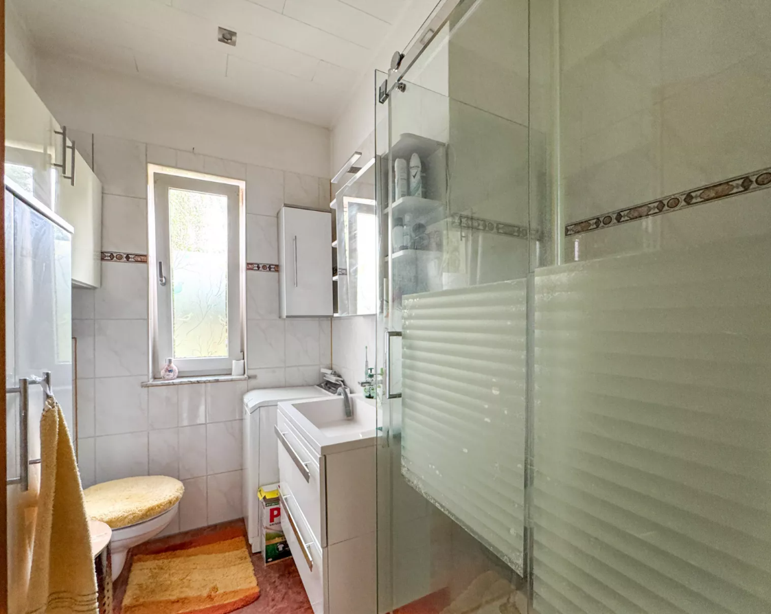 Badezimmer mit Fenster und Dusche in der Erdgeschosswohnung in Berlin-Biesdorf