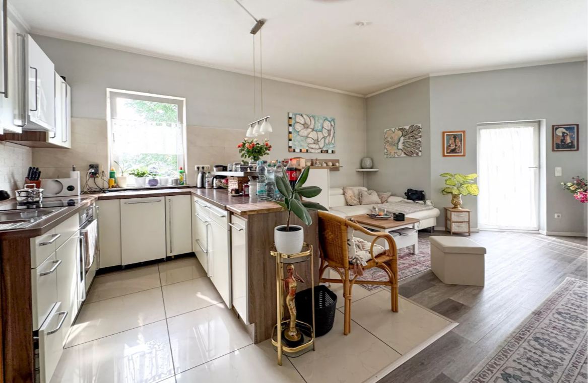 Offene Küche und Wohnbereich in einer Erdgeschosswohnung in Berlin-Biesdorf