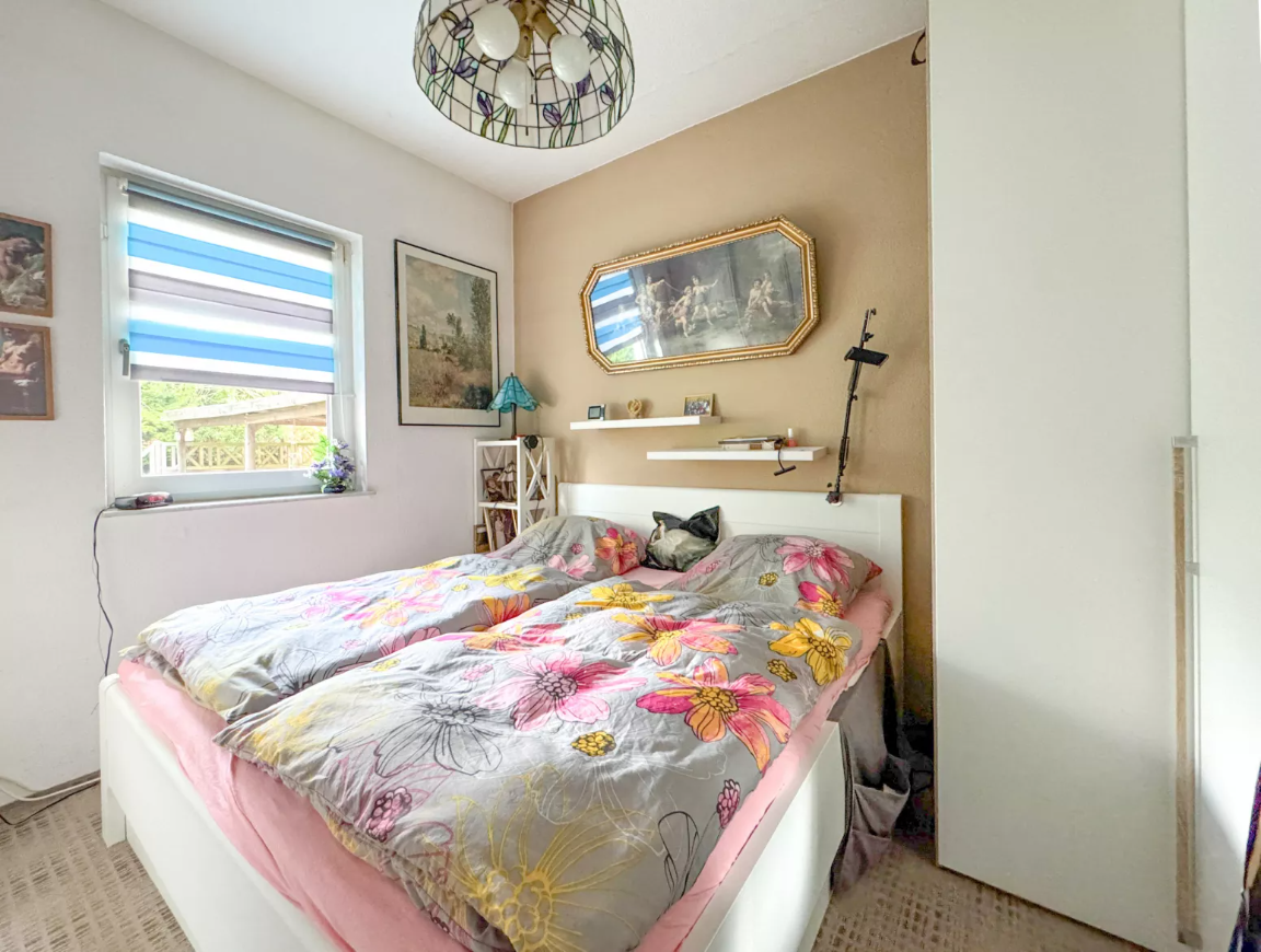 Schlafzimmer mit Blick ins Grüne in einer Erdgeschosswohnung in Berlin-Biesdorf