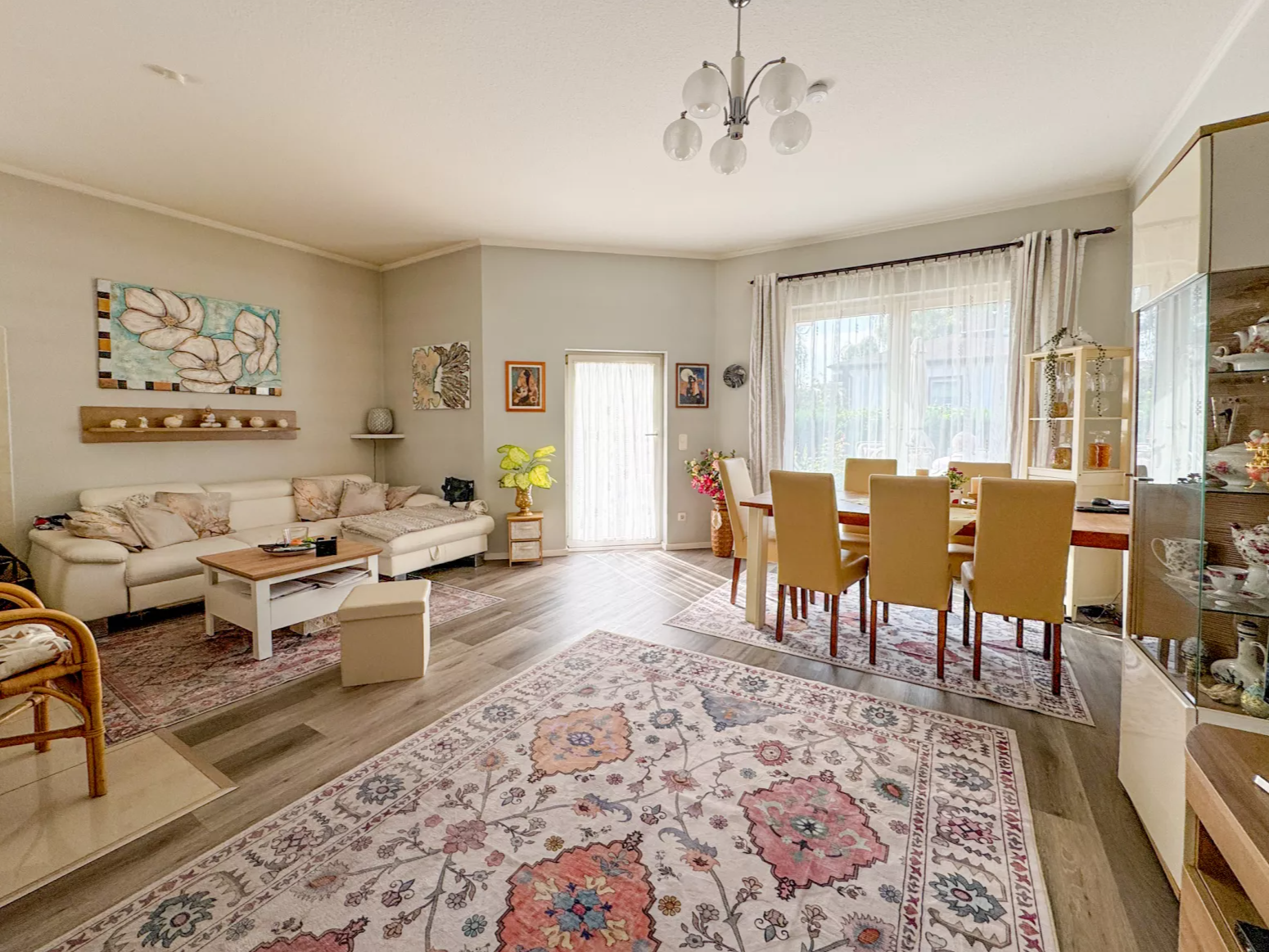 Wohn- und Essbereich mit Gartenzugang in einer Erdgeschosswohnung in Berlin-Biesdorf