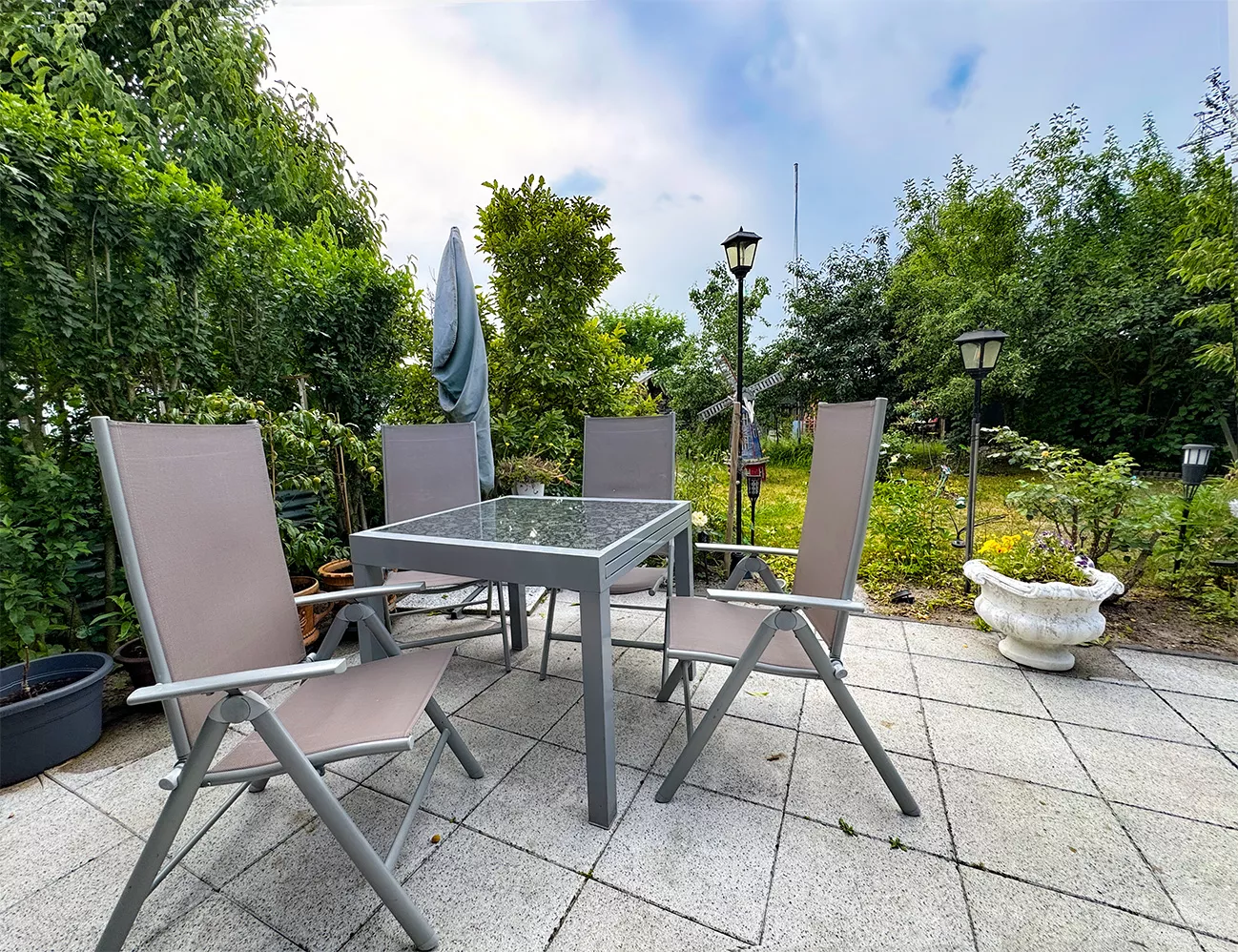 Terrasse mit Sitzplatz und Blick in den grünen Garten des Einfamilienhauses in Berlin-Falkenberg