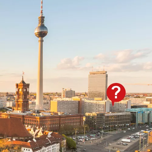 Stadtansicht von Berlin mit markiertem Standort – symbolische Frage nach dem richtigen Immobilienstandort Stadtansicht von Berlin mit markiertem Standort – symbolische Frage nach dem richtigen Immobilienstandort