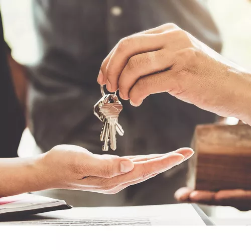 Symbolische Schlüsselübergabe beim Immobilienverkauf – Übergabe von Hand zu Hand Symbolische Schlüsselübergabe beim Immobilienverkauf – Übergabe von Hand zu Hand